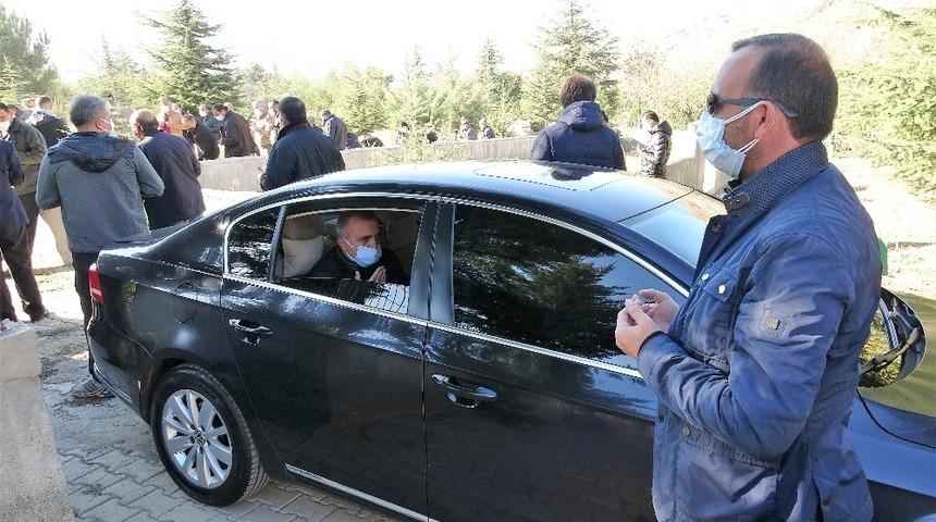 Koronavirüs izolesi bitti, annesinin cenazesine makam aracında katıldı
