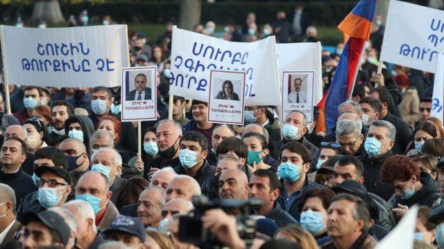 Ermenistan'da Paşinyan'ın istifasını isteyen gösteriler düzenleniyor