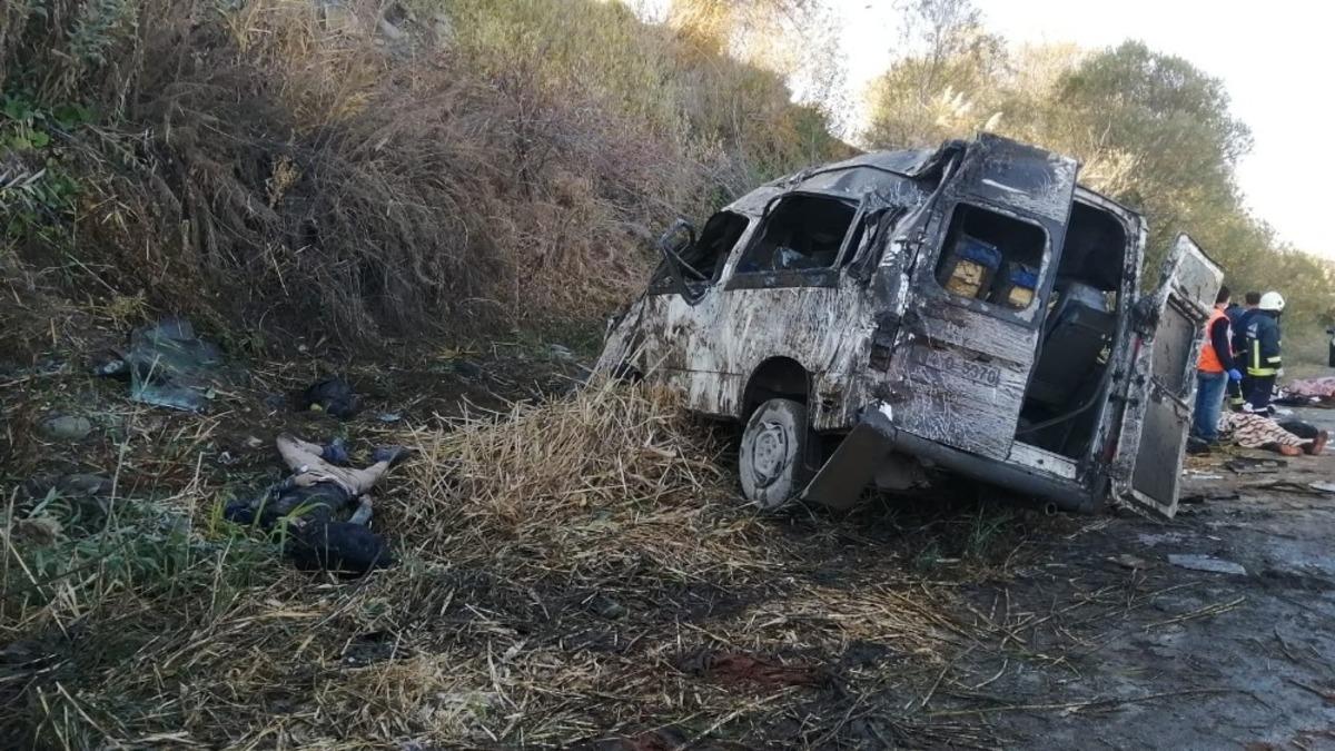 Kazada yaralanan 13 g&ouml;&ccedil;menin tedavisi s&uuml;r&uuml;yor