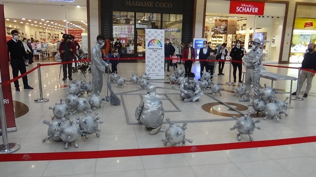 Ceylan Karavil Park AVM&rsquo;de canlı heykeller, korona vir&uuml;se karşı uyardı
