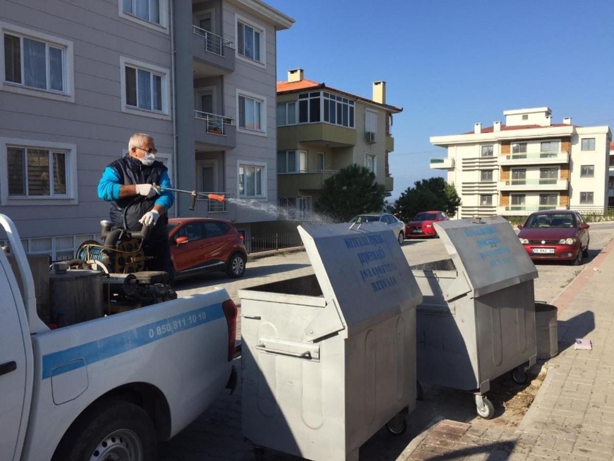 Ayvalık&rsquo;ta &ccedil;am ağa&ccedil;ları ve &ccedil;&ouml;p konteynerleri ila&ccedil;landı