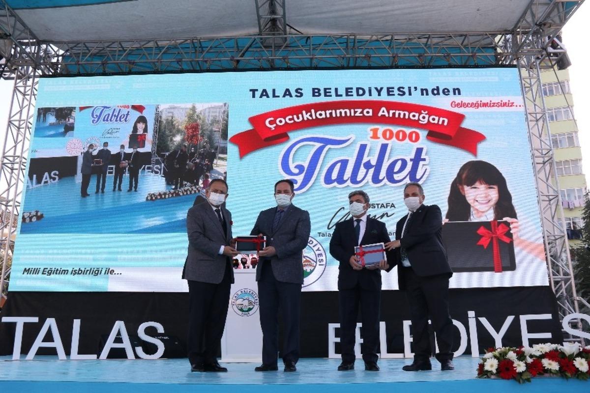 Talas Belediyesi &ouml;ğrencileri sevindirdi, bin tablet hediye etti