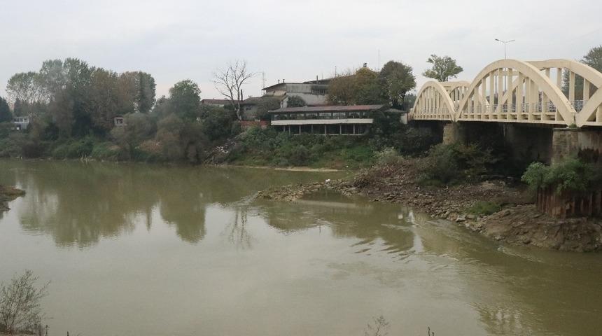 Sakarya Nehrinde balık&ccedil;ılar tarafından bal&ccedil;ığa saplanmış erkek cesedi bulundu