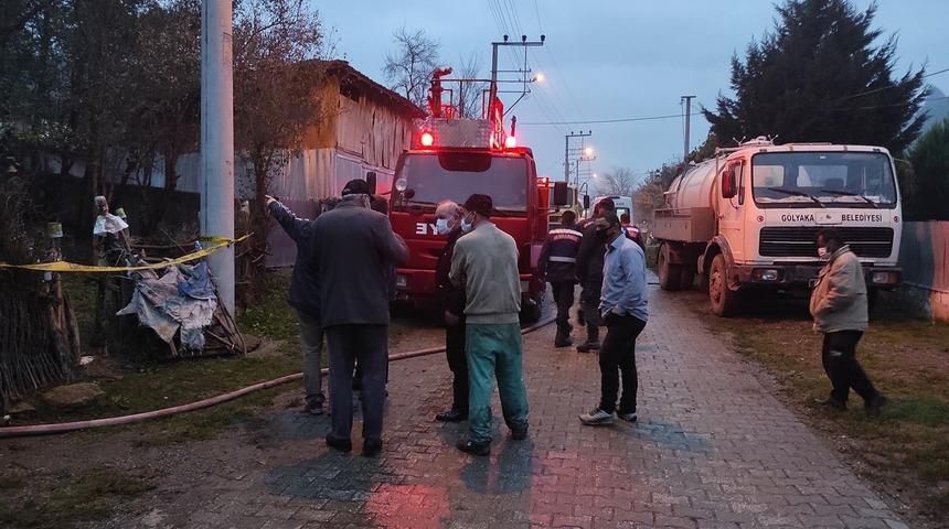 D&uuml;zce'de yanan evden ka&ccedil;maya &ccedil;alışan yaşlı adam alevlerin arasında kaldı