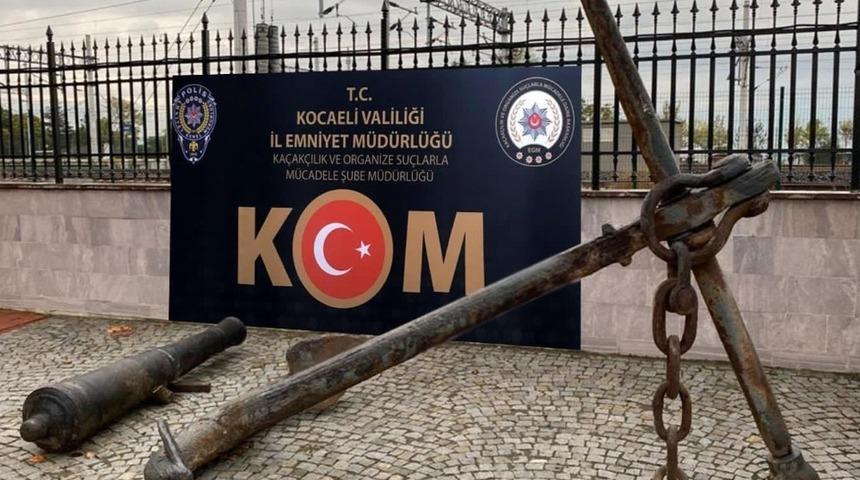 Osmanlı D&ouml;nemi&rsquo;nden kalma gemi &ccedil;apası ve savaş topu hurdacıdan &ccedil;ıktı