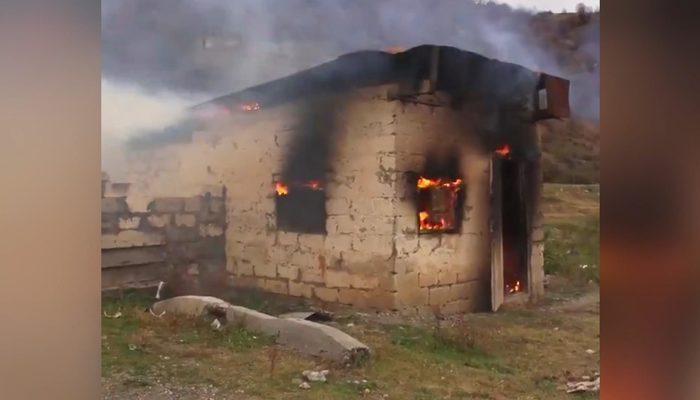 Görüntü Kelbecer'den! Ermeniler ayrılmadan önce evleri yakıyor