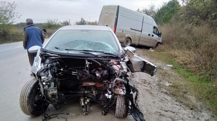 Kocaeli'de feci kaza! Hurdaya d&ouml;nen ara&ccedil;tan yara almadan kurtuldular