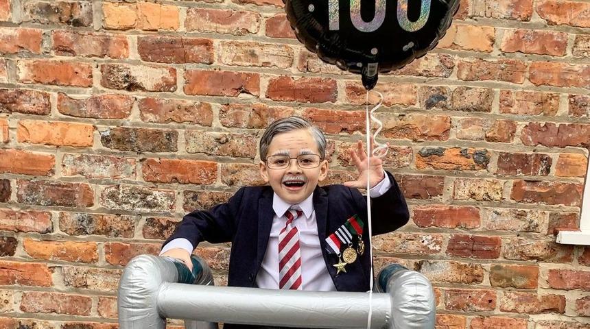 İngiltere&rsquo;de Sir Tom Moore kılığına giren 6 yaşındaki &ccedil;ocuk 10 bin sterlinden fazla bağış topladı