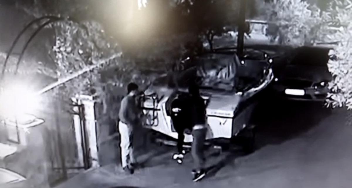 Koskoca motoru b&ouml;yle omuzlayıp g&ouml;t&uuml;rd&uuml;