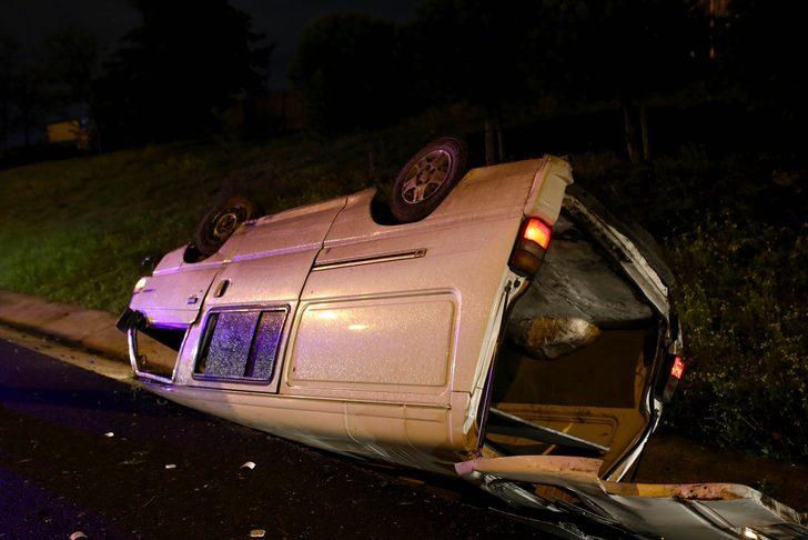 İstanbul'da minibüs devrildi: 2 yaralı G2