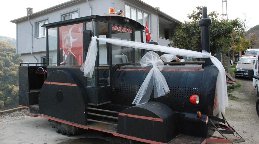 Bartın'da lokomotif görünümlü traktör, gelin arabası oldu