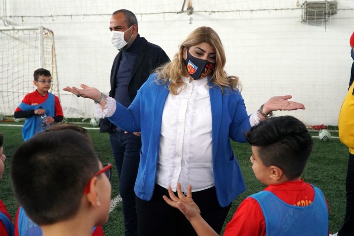 Berna G&ouml;zbaşı spor okullarını ziyaret etti