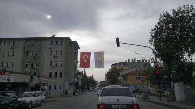 Besni Azerbaycan ve Türk Bayrakları ile donatıldı