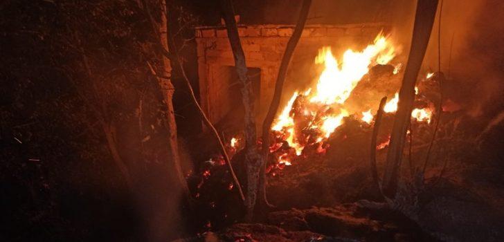 Çatak’ta ot ve ahır yangını G4