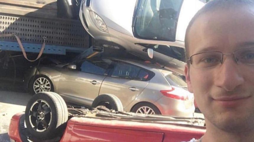 Böylesi görülmedi! Kaza yapan araçlarla selfie hobisi oldu