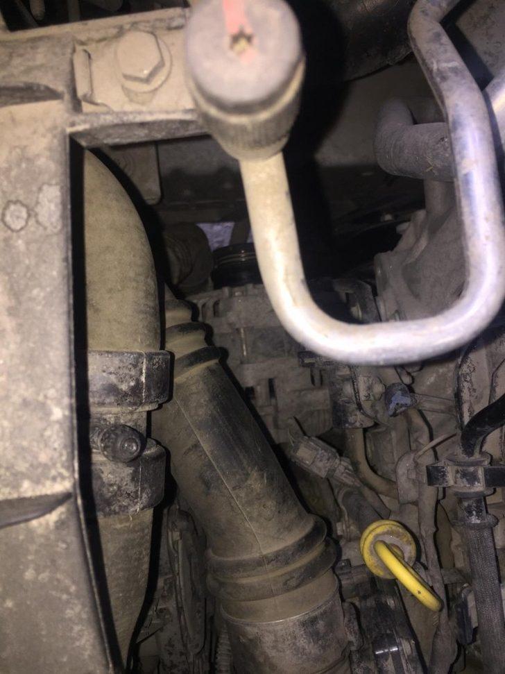 Ayağı araç motoruna sıkışan kedi kurtarıldı G4