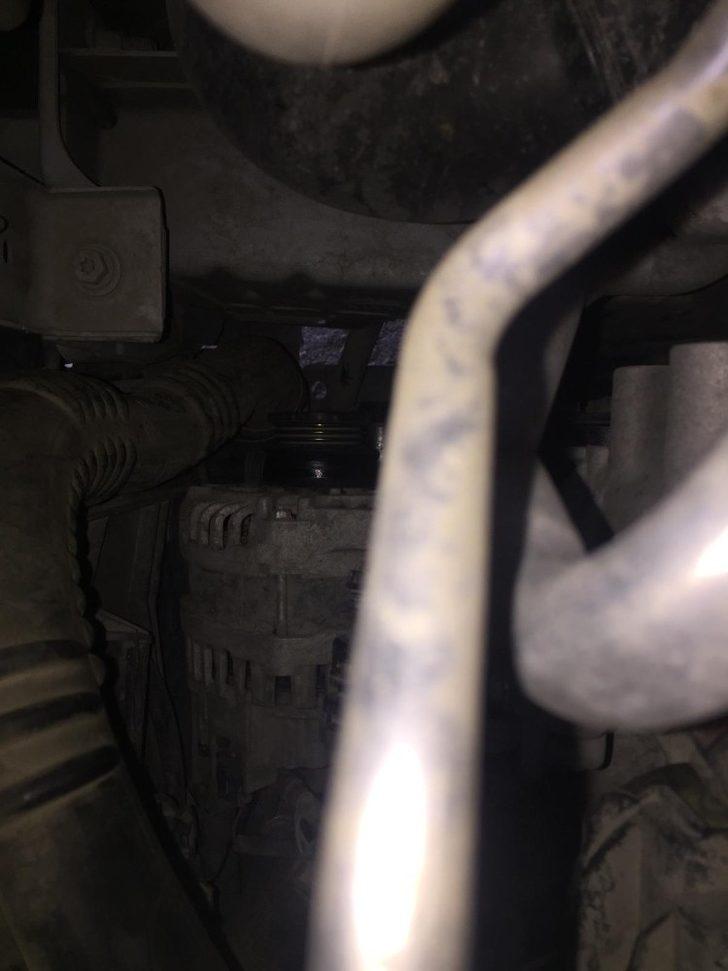 Ayağı araç motoruna sıkışan kedi kurtarıldı G5