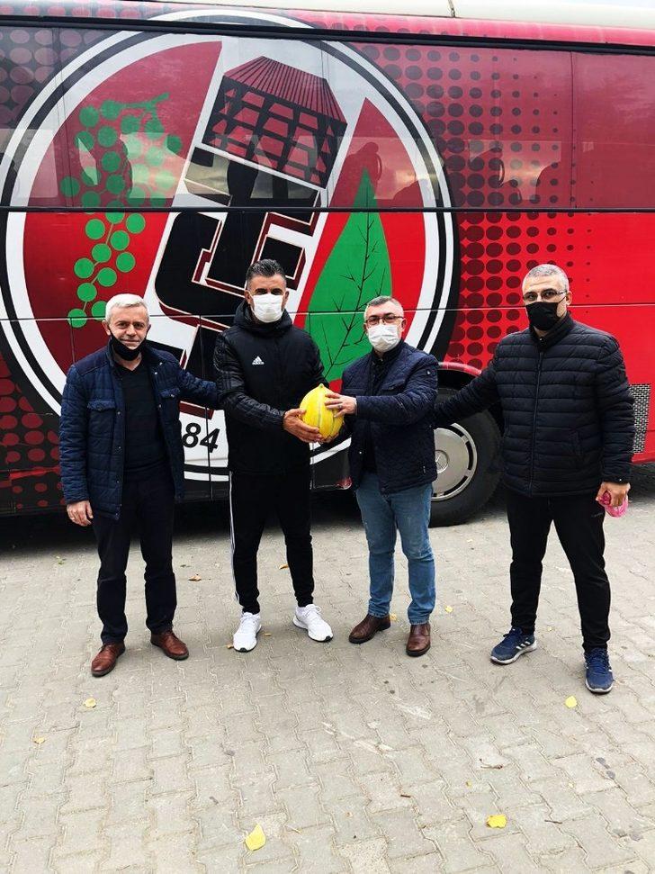 Turgutluspor Teknik Direktörü’ne Kırkağaç kavunu G3