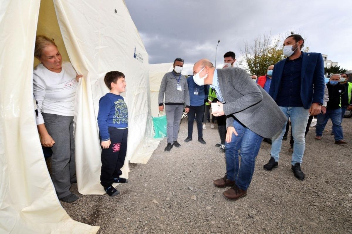 Başkan Soyer&rsquo;den &ccedil;adırdaki depremzedelere ziyaret