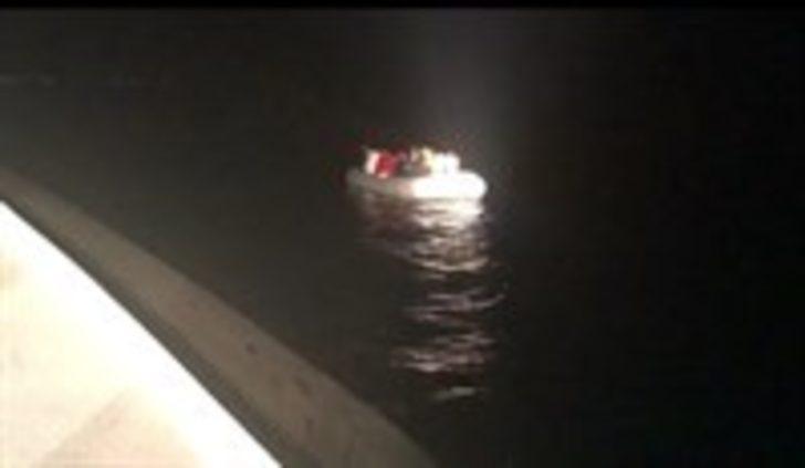 Denizde mahsur kalan mültecilerin imdadına Sahil Güvenlik Ekipleri yetişti G3