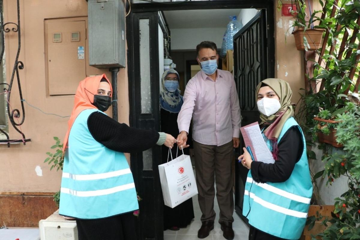 Sultanbeyli Kaymakamlığı Covid-19 salgını s&uuml;recinde koruyucu ailelerin yanında
