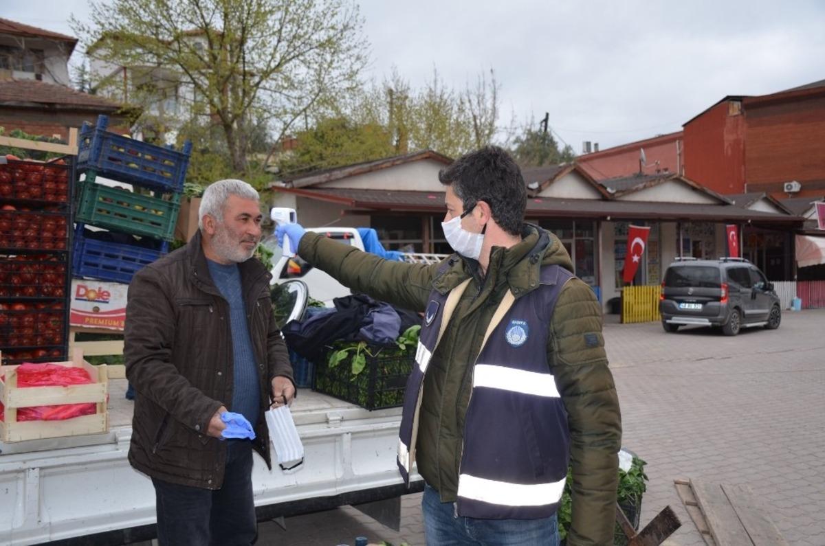 Pazarcı esnafının hem ateşi &ouml;l&ccedil;&uuml;ld&uuml; hem de maske dağıtıldı