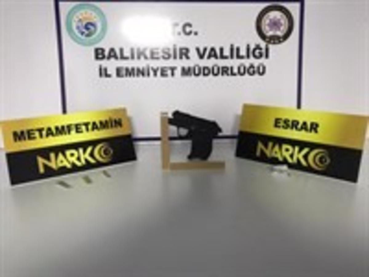 Balıkesir&rsquo;de polis 41 aranan şahsı yakalarken, 20 silah ele ge&ccedil;irdi