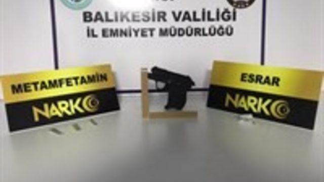 Balıkesir’de polis 41 aranan şahsı yakalarken, 20 silah ele geçirdi