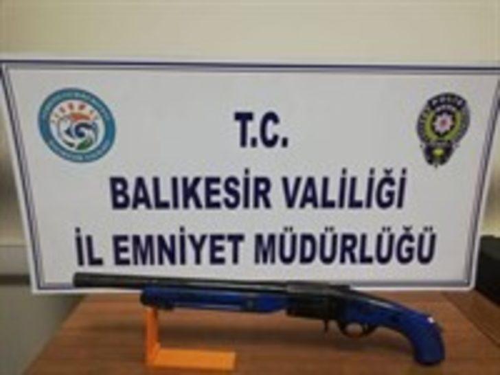 Balıkesir’de polis 41 aranan şahsı yakalarken, 20 silah ele geçirdi G2
