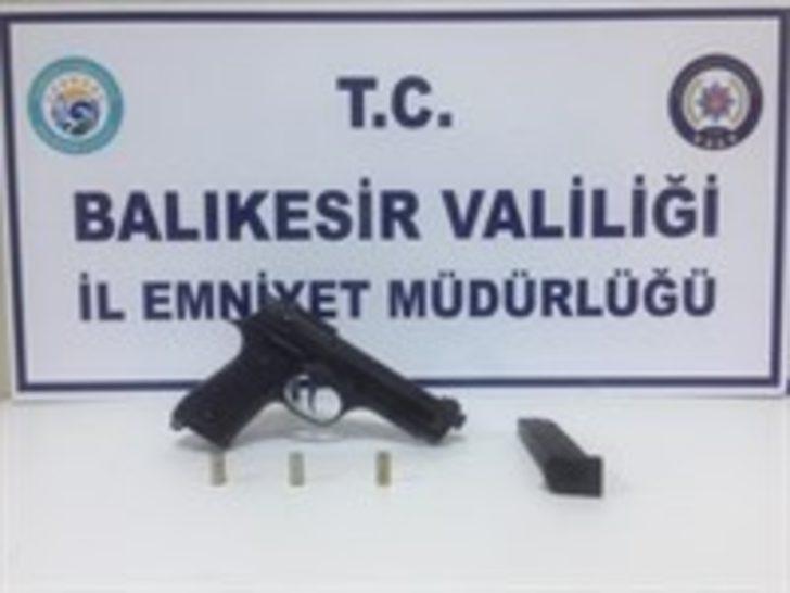 Balıkesir’de polis 41 aranan şahsı yakalarken, 20 silah ele geçirdi G3