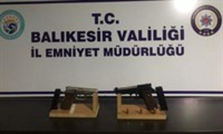 Balıkesir’de polis 41 aranan şahsı yakalarken, 20 silah ele geçirdi G5