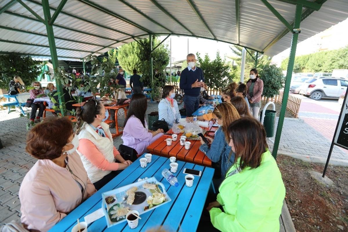 &Uuml;retici kadınlar &rsquo;sokak ekonomisi&rsquo; modeli oldu