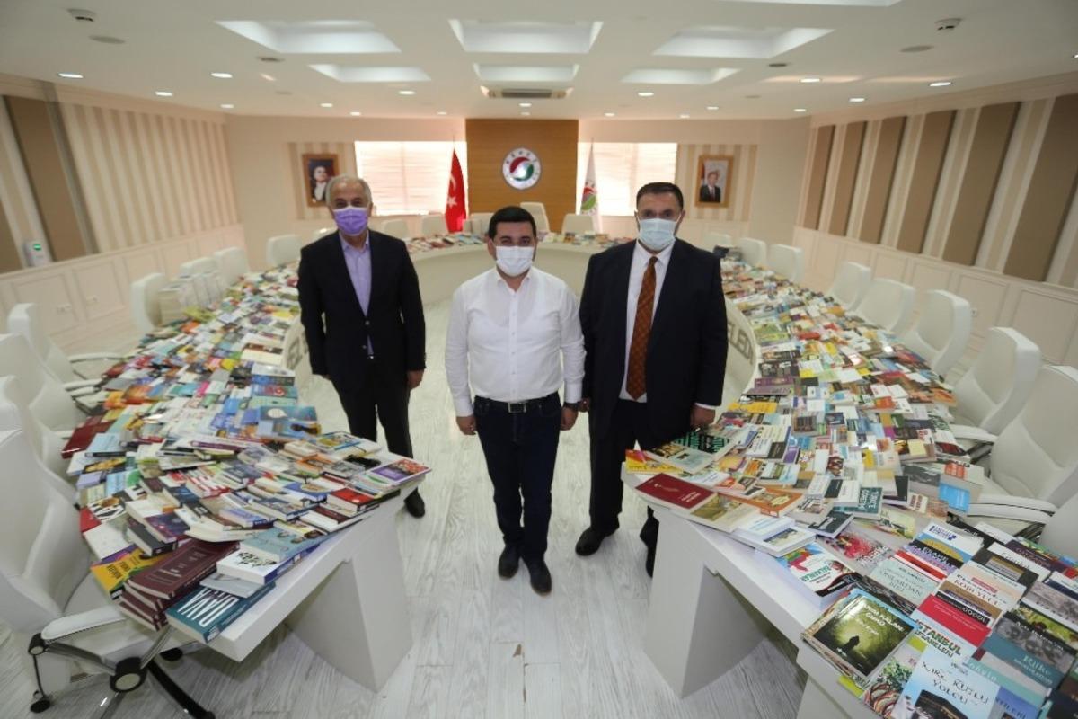 Bakan Ersoy&rsquo;dan Cemil Meri&ccedil; Kitaplığı&rsquo;na 2 bin kitap bağışı