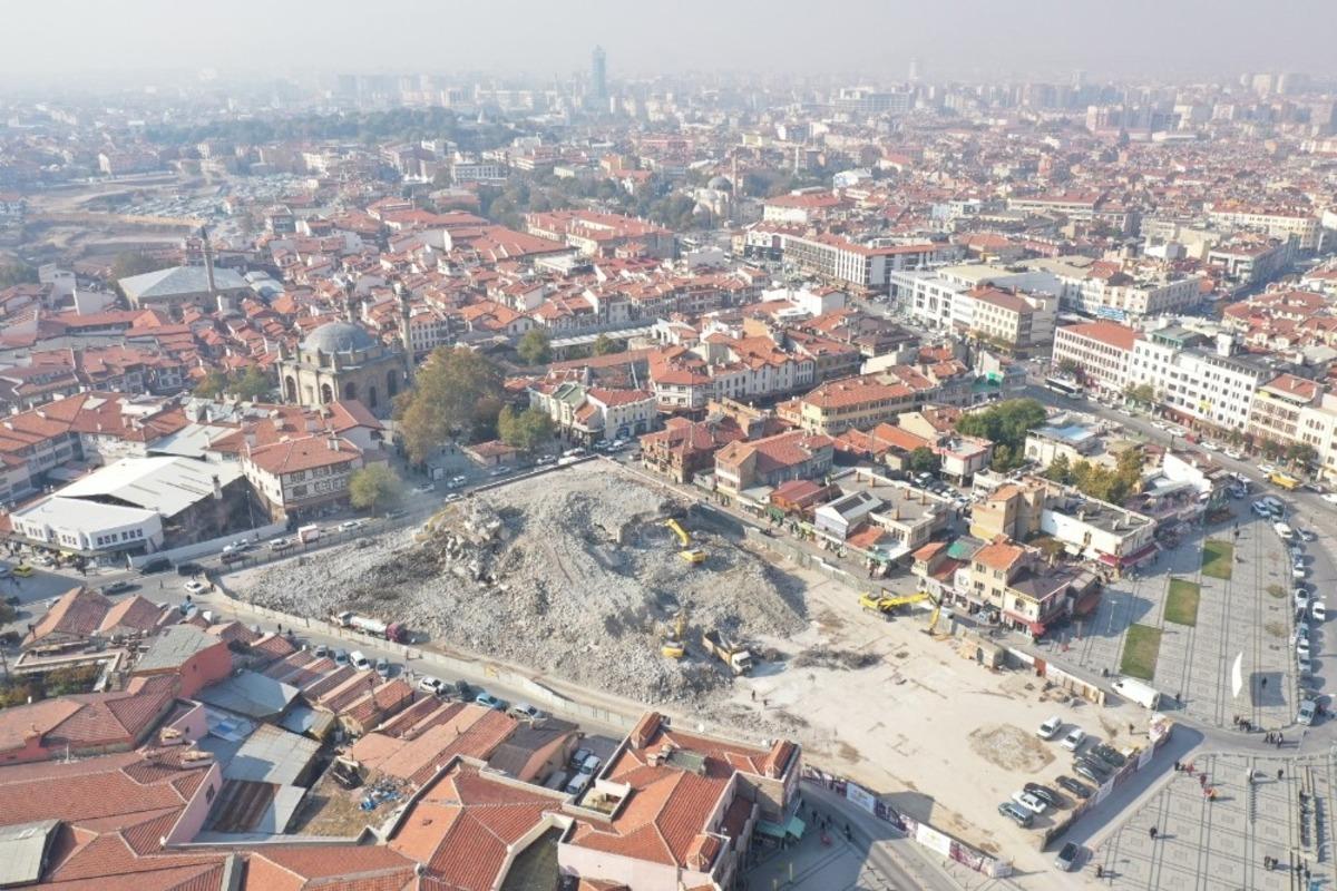 Konya&rsquo;da tarihi d&ouml;n&uuml;ş&uuml;m i&ccedil;in Mevlana &Ccedil;arşısı&rsquo;nın yıkımı tamamlandı