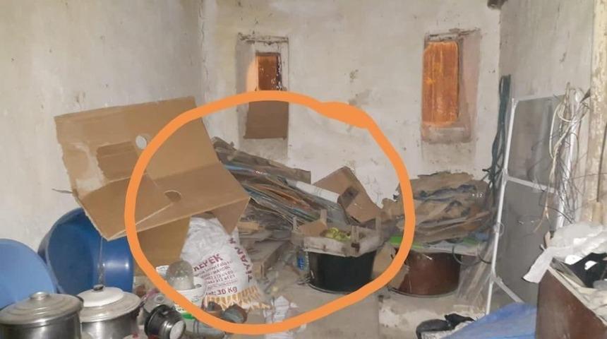 4 saat arandı, k&ouml;m&uuml;rl&uuml;kteki kartonların arasından &ccedil;ıktı