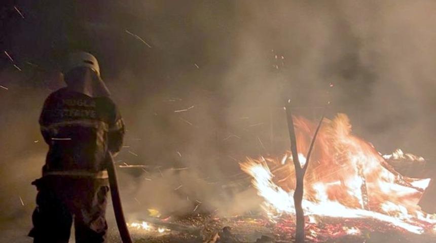Menteşe&rsquo;de k&uuml;mes ve odunluk yangın