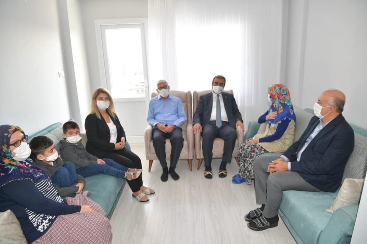 Evi yanan ailenin y&uuml;z&uuml;n&uuml; g&uuml;ld&uuml;rd&uuml;