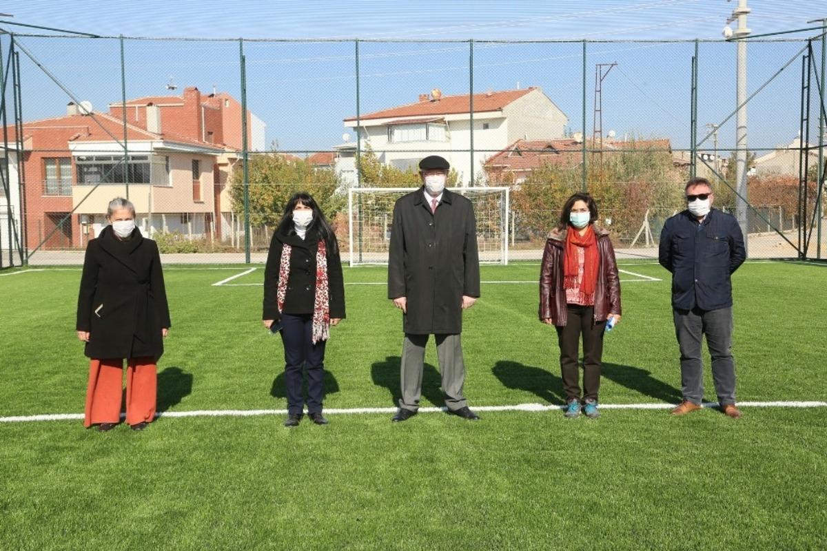 Kazım Kurt G&uuml;ndoğdululara verdiği halı saha s&ouml;z&uuml;n&uuml; tuttu