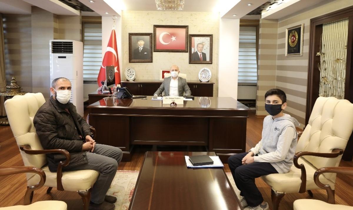 Vali Varol, &lsquo;Ağrı Kart&rsquo; tasarımcısı Abdullah Aslan&rsquo;ı makamında ağırladı