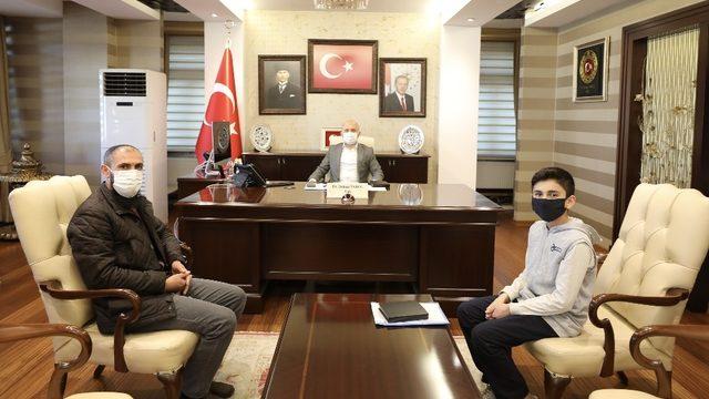 Vali Varol, ‘Ağrı Kart’ tasarımcısı Abdullah Aslan’ı makamında ağırladı