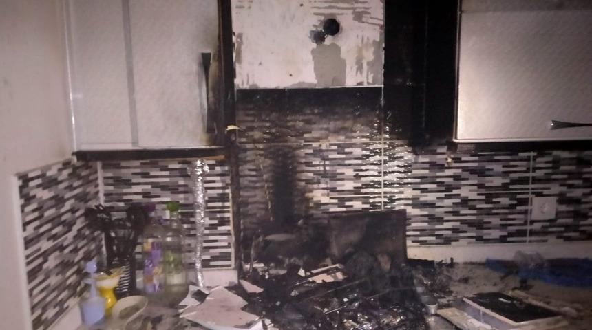 Ev yangını itfaiyenin m&uuml;dahalesiyle s&ouml;nd&uuml;r&uuml;ld&uuml;