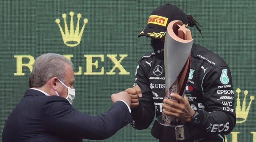 Hamilton kupasını aldı