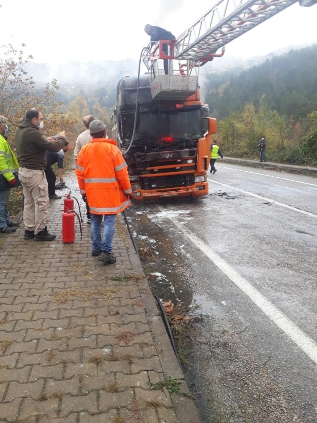 Bartın&rsquo;da seyir halindeki tır alev aldı