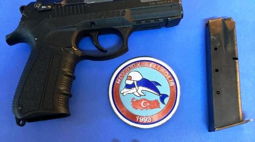 Ş&uuml;phe &uuml;zerine durdurulan ara&ccedil;ta silah ele ge&ccedil;irildi