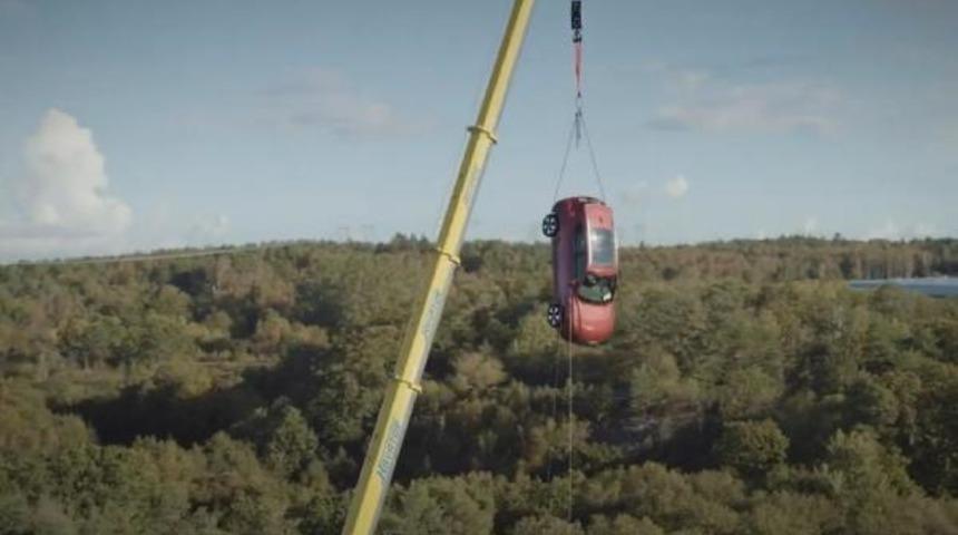 İsve&ccedil;li otomobil markasından şaşırtan g&uuml;venlik testi