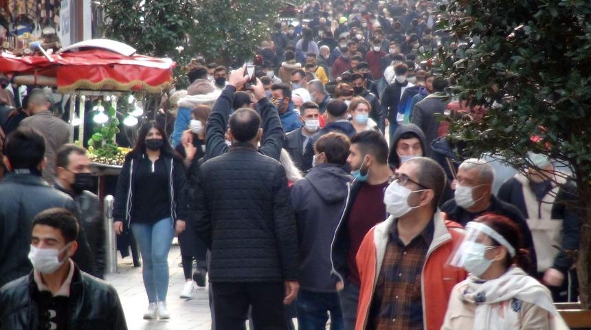 Koronavir&uuml;se rağmen akın ettiler! İstiklal Caddesi'nde 'pes' dedirten kalabalık
