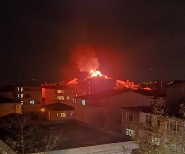 Apartmanın çatısı alev alev yandı