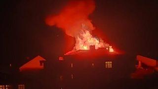 Kocaeli'de korkutan yangın! Apartmanın çatısı alev alev yandı