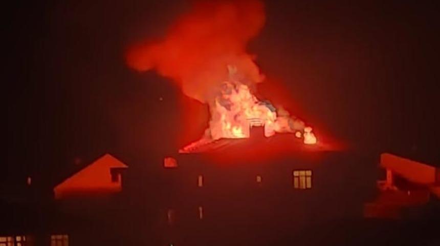 Kocaeli'de korkutan yangın! Apartmanın &ccedil;atısı alev alev yandı