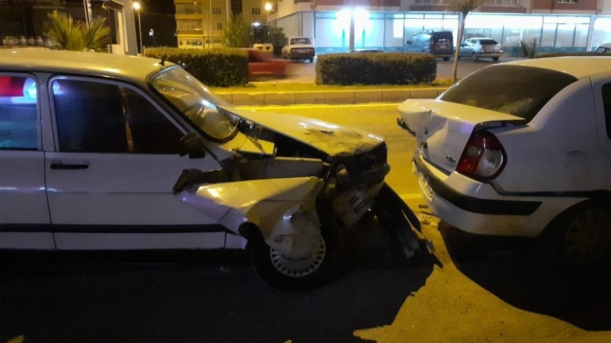 Kozan&rsquo;da otomobil park halindeki ara&ccedil;lara &ccedil;arptı: 1 Yaralı